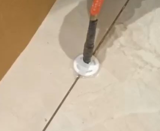 理塘瓷砖空鼓维修公司专业解答瓷砖在铺贴过程中，如果没有涂抹均匀到位的粘结材料（如水泥砂浆或瓷砖胶），可能会导致以下问题