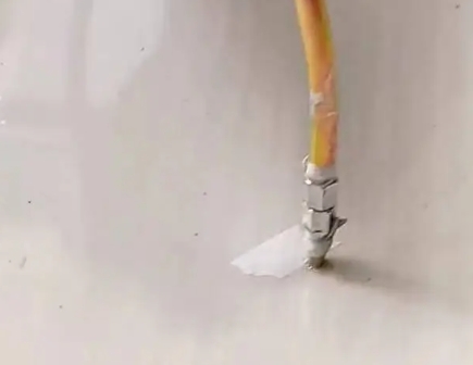 理塘瓷砖空鼓维修公司专业解答在瓷砖铺贴过程中，如果使用的砂料过粗（如全部使用了粗砂），可能会导致以下问题